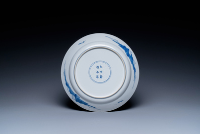 Plat en porcelaine de Chine en bleu et blanc &agrave; d&eacute;cor d'une sc&egrave;ne du 'Xi Xiang Ji', marque de Jiajing, Kangxi
