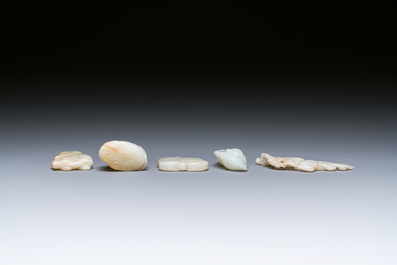 Cinq sculptures en jade blanc et c&eacute;ladon, Chine, Qing/R&eacute;publique