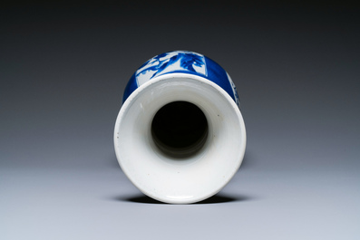 Een Chinese poederblauwe flesvormige vaas met landschapspanelen, Kangxi