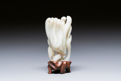 Main de Bouddha en jade blanc sculpt&eacute; sur socle en bois, Chine, Qing