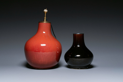 Twee Chinese monochrome flesvormige vazen, 18/19e eeuw