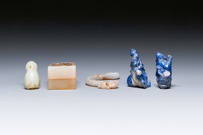 Vijf Chinese snijwerken in jade en lapis lazuli, 19/20e eeuw