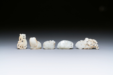 Cinq sculptures en jade blanc et c&eacute;ladon, Chine, Qing/R&eacute;publique