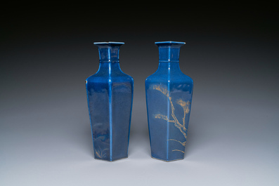 Een Chinese sang-de-boeuf-geglazuurde vaas en een paar blauw-geglazuurde met verguld decor, 19e eeuw
