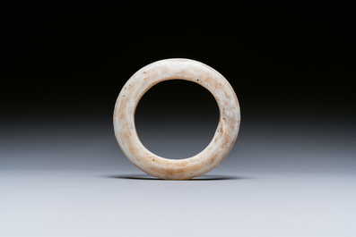 Bracelet en jade blanc partiellement calcifi&eacute;, culture Liangzhu, p&eacute;riode n&eacute;olithique