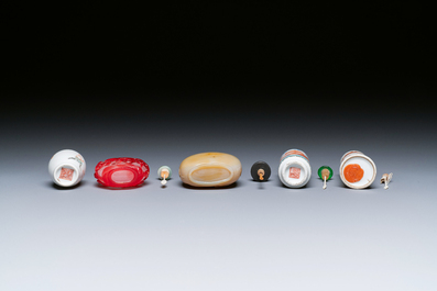 Cinq tabati&egrave;res en porcelaine, agate et verre, Chine, 19/20&egrave;me