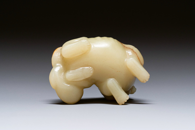 Animal mythique en jade c&eacute;ladon tach&eacute; de rouille, Chine, 18&egrave;me