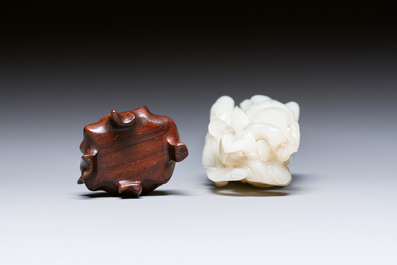 Main de Bouddha en jade blanc sculpt&eacute; sur socle en bois, Chine, Qing