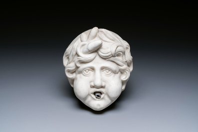 Een Italiaanse groteske wandfontein met bassin in wit Carrara marmer, 19e eeuw