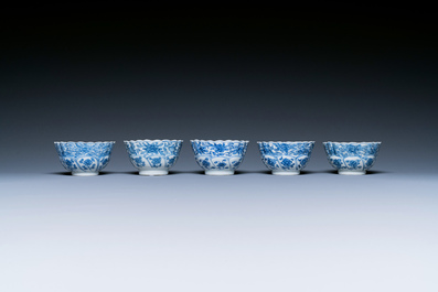 Dix tasses et soucoupes en porcelaine de Chine en bleu et blanc, Kangxi
