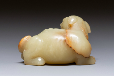 Animal mythique en jade c&eacute;ladon tach&eacute; de rouille, Chine, 18&egrave;me