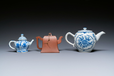 Twee Chinese blauw-witte theepotten, &eacute;&eacute;n in Yixing en een poederblauwe kop en schotel, Kangxi en later