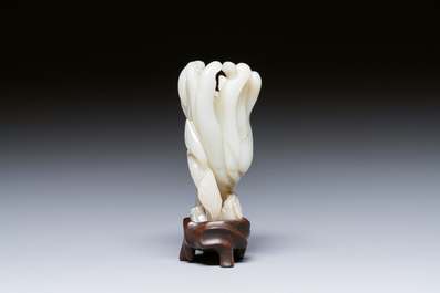 Main de Bouddha en jade blanc sculpt&eacute; sur socle en bois, Chine, Qing