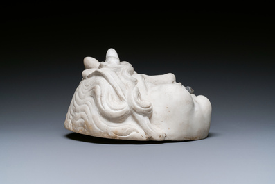 Een Italiaanse groteske wandfontein met bassin in wit Carrara marmer, 19e eeuw