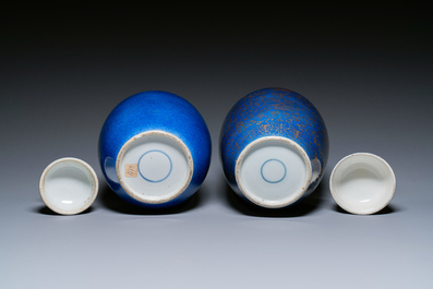 Twee Chinese poederblauwe dekselpotten waarvan &eacute;&eacute;n met verguld decor, 19e eeuw