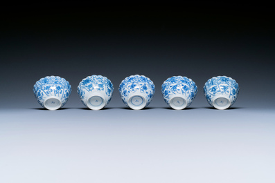 Dix tasses et soucoupes en porcelaine de Chine en bleu et blanc, Kangxi