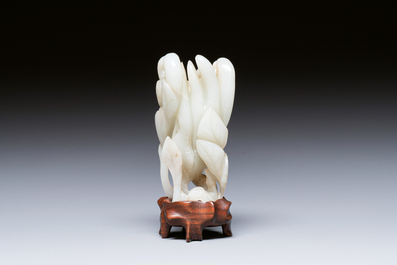 Main de Bouddha en jade blanc sculpt&eacute; sur socle en bois, Chine, Qing