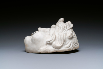 Een Italiaanse groteske wandfontein met bassin in wit Carrara marmer, 19e eeuw