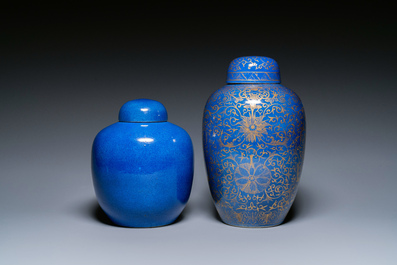 Twee Chinese poederblauwe dekselpotten waarvan &eacute;&eacute;n met verguld decor, 19e eeuw