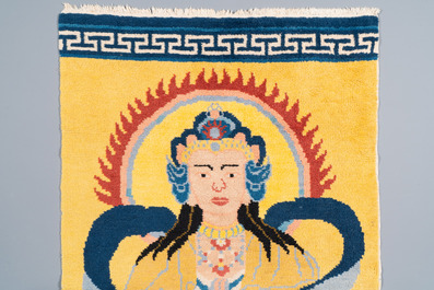Tapis &agrave; d&eacute;cor de Bouddh sur fond jaune, Chine ou Tibet, 19/20&egrave;me
