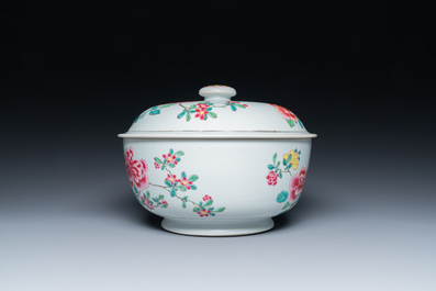 Terrine couverte en porcelaine de Chine famille rose &agrave; fin d&eacute;cor floral, Yongzeng