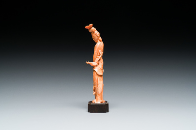 Vier Chinese bloedkoralen sculpturen van dames en van een onsterfelijke, 19/20e eeuw