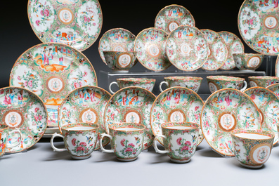 Een Chinees Canton famille rose 41-delig servies met het wapen van Ormiston voor de Schotse markt, 19e eeuw