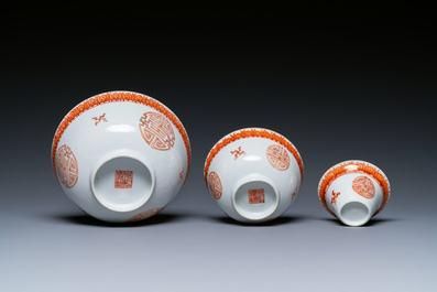 Een Chinees ijzerrood en verguld 36-delig 'Shou' servies, Tongzhi merk en periode