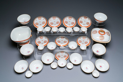 Een Chinees ijzerrood en verguld 36-delig 'Shou' servies, Tongzhi merk en periode