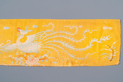 Panneau de forme rectangulaire en soie brod&eacute;e &agrave; d&eacute;cor de ph&eacute;nix sur fond jaune, Chine ou Vietnam, 19&egrave;me