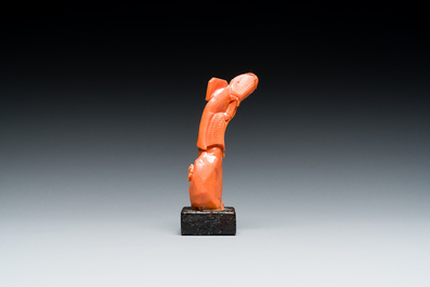 Vier Chinese bloedkoralen sculpturen van dames en van een onsterfelijke, 19/20e eeuw