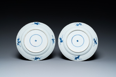 Paire de plats en porcelaine de Chine en bleu et blanc &agrave; d&eacute;cor de navires de la Compagnie des Indes, Kangxi