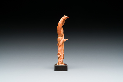 Vier Chinese bloedkoralen sculpturen van dames en van een onsterfelijke, 19/20e eeuw