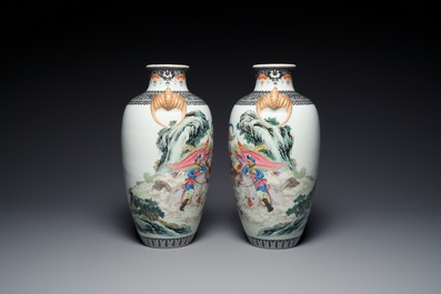 Paire de vases en porcelaine de Chine famille rose &agrave; d&eacute;cor de l'histoire de Hua Mulan, marque de Jingdezhen, R&eacute;volution Culturelle