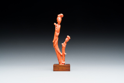 Vier Chinese bloedkoralen sculpturen van dames en van een onsterfelijke, 19/20e eeuw