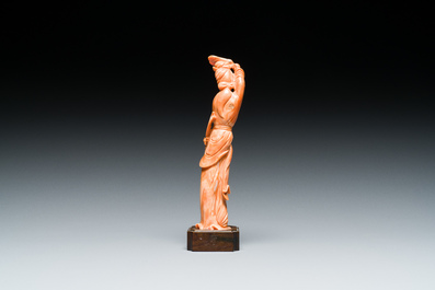 Vier Chinese bloedkoralen sculpturen van dames en van een onsterfelijke, 19/20e eeuw