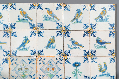 30 polychrome Delftse tegels met bloemen, fruitschalen en vogels, 17e eeuw