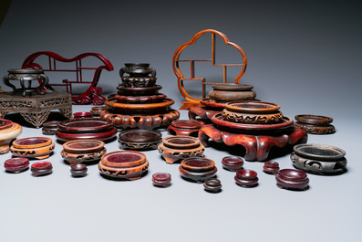Une collection de socles en bois sculpt&eacute;, Chine, 19/20&egrave;me