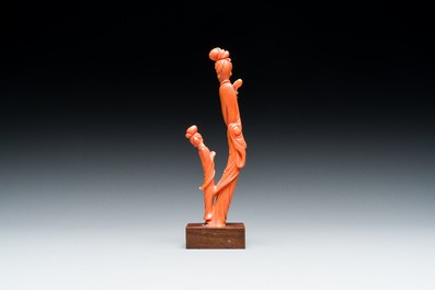 Vier Chinese bloedkoralen sculpturen van dames en van een onsterfelijke, 19/20e eeuw