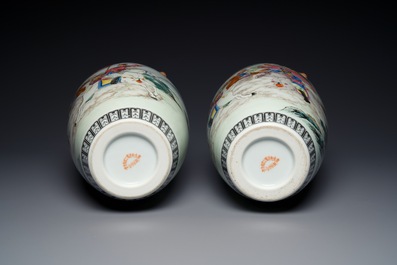 Paire de vases en porcelaine de Chine famille rose &agrave; d&eacute;cor de l'histoire de Hua Mulan, marque de Jingdezhen, R&eacute;volution Culturelle