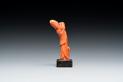 Vier Chinese bloedkoralen sculpturen van dames en van een onsterfelijke, 19/20e eeuw
