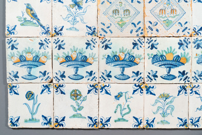 30 polychrome Delftse tegels met bloemen, fruitschalen en vogels, 17e eeuw