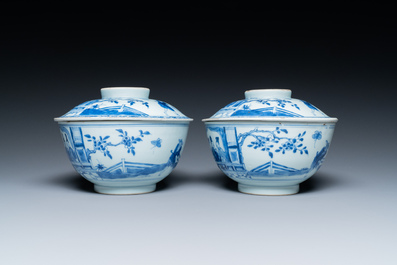 Een paar Chinese blauw-witte dekselkommen met verhalend decor, Kangxi/Yongzheng