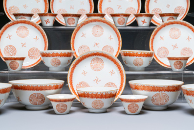 Een Chinees ijzerrood en verguld 36-delig 'Shou' servies, Tongzhi merk en periode