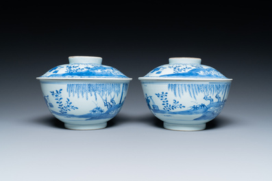 Een paar Chinese blauw-witte dekselkommen met verhalend decor, Kangxi/Yongzheng