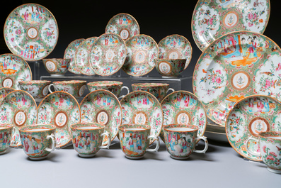 Een Chinees Canton famille rose 41-delig servies met het wapen van Ormiston voor de Schotse markt, 19e eeuw