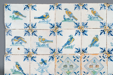 30 polychrome Delftse tegels met bloemen, fruitschalen en vogels, 17e eeuw