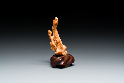 Trois sculptures en corail, Chine, 19/20&egrave;me