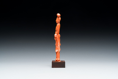 Vier Chinese bloedkoralen sculpturen van dames en van een onsterfelijke, 19/20e eeuw