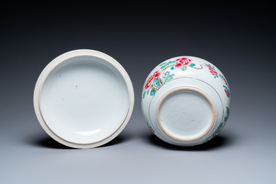 Terrine couverte en porcelaine de Chine famille rose &agrave; fin d&eacute;cor floral, Yongzeng